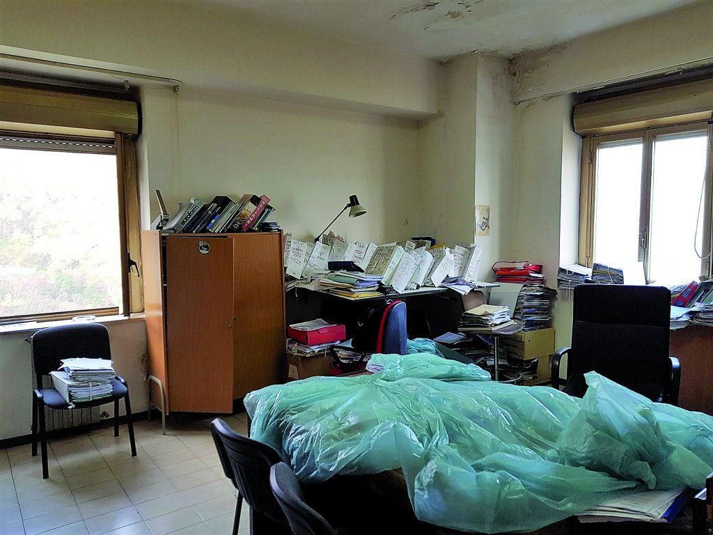 Sesto Campano, nel Comune ci piove: documenti coperti con un telo di plastica