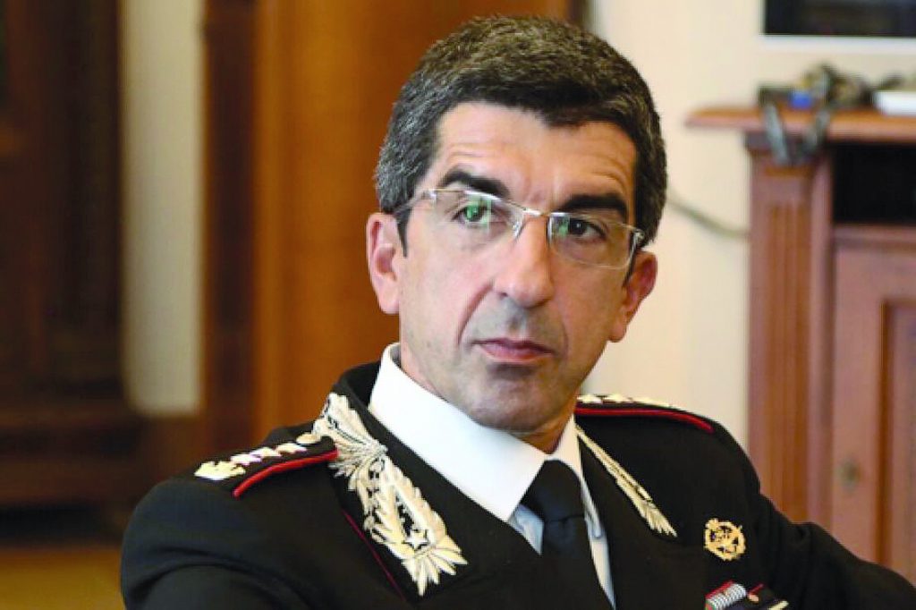 Una sciarpa rossoblù per il generale  dei carabinieri Gianluca Di Niro