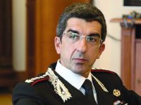 Una sciarpa rossoblù per il generale  dei carabinieri Gianluca Di Niro