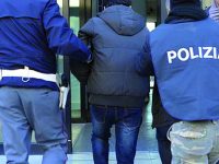 Isernia, minaccia di sgozzare il vicino e poi picchia i poliziotti: arrestato