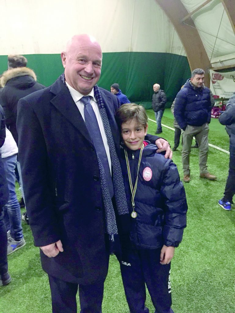 «Scusa per i ragazzi che ti hanno offeso», lezione di civiltà dal piccolo Francesco