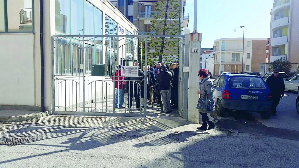 Termoli, solleciti a chi ha già pagato: code, proteste e malori alla Crea