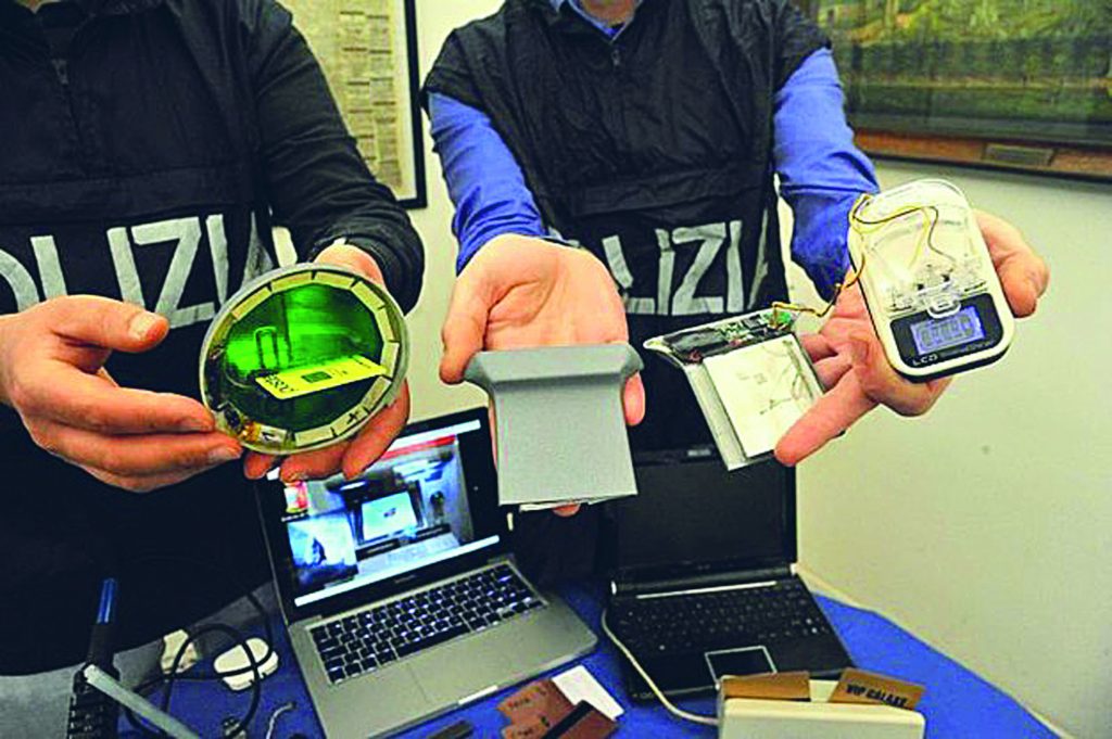 Isernia, porta 28 turisti in albergo e paga con carte taroccate