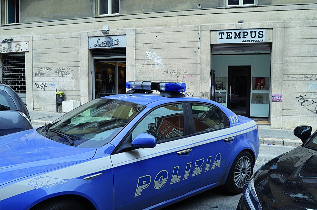 Colpo in pieno giorno in via Mazzini a Campobasso, svaligiata un’orologeria