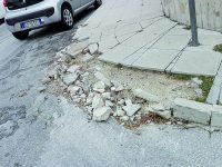 Campobasso, marciapiedi e aiuole in frantumi: ‘colpa’ del travertino