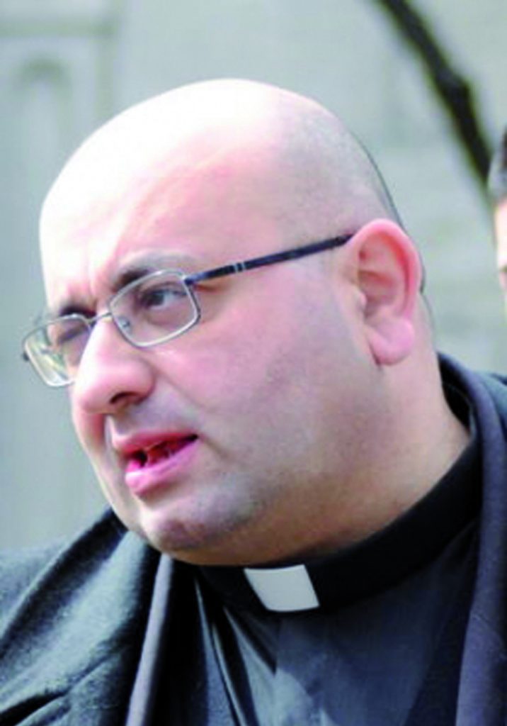 Don Francesco manda due sostituti a benedire le case di Belmonte, i cittadini chiamano i Carabinieri