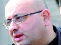 Don Francesco manda due sostituti a benedire le case di Belmonte, i cittadini chiamano i Carabinieri