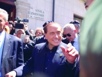 Termoli, Berlusconi si concede alla folla in tripudio