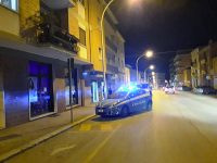 Minaccia il dipendente con una pistola e si fa consegnare il denaro, paura all’Aci di via Piave a Campobasso