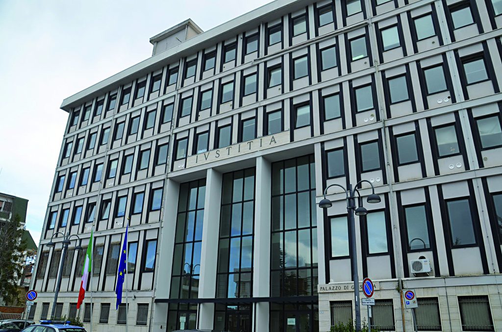 Larino, abusi sessuali su minori: a giudizio col rito abbreviato il bidello 55enne