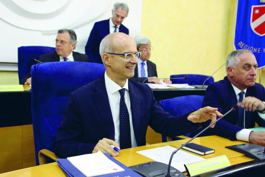 Toma detta la linea «E ora tutti al lavoro»