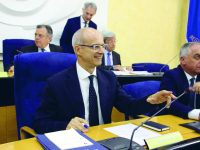 Toma detta la linea «E ora tutti al lavoro»