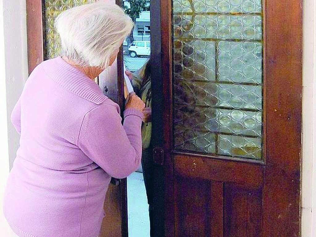 Isernia, badante infedele ‘ripulisce’ un’anziana: i filmati la incastrano