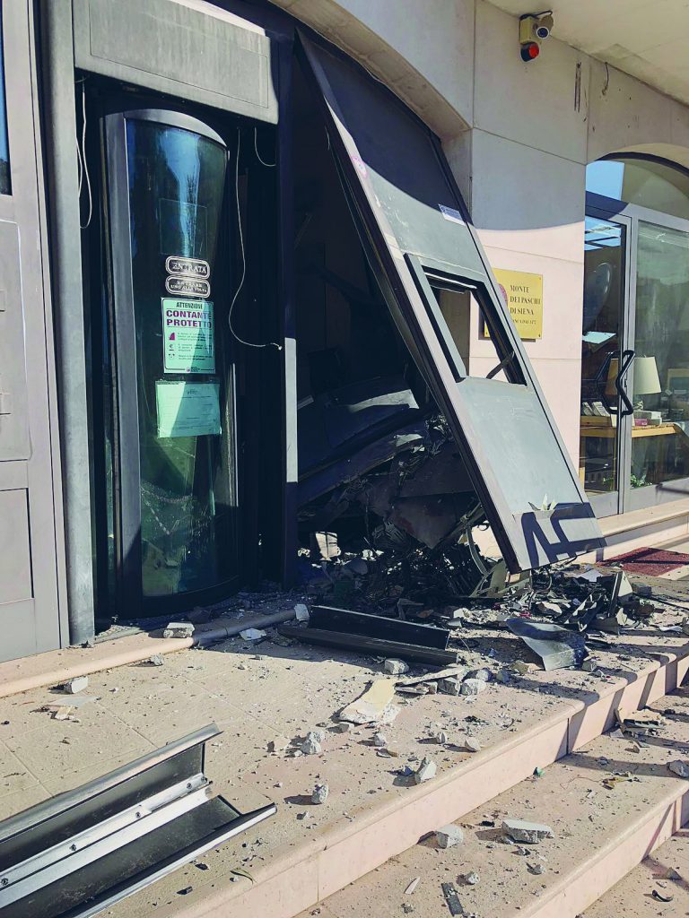 Colpo con l’esplosivo a San Martino in Pensilis, salta il bancomat nella notte