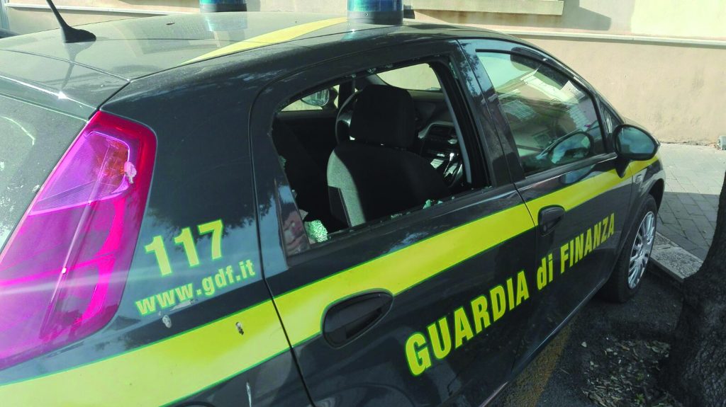 Termoli, lanciano bottiglie contro le vetture della Finanza