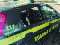 Termoli, lanciano bottiglie contro le vetture della Finanza