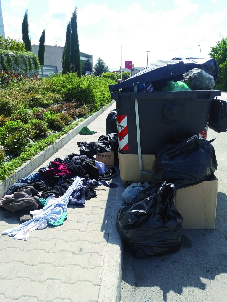Campobasso, cassonetti passati al setaccio dai migranti: caos e degrado sulle strade