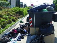 Campobasso, cassonetti passati al setaccio dai migranti: caos e degrado sulle strade
