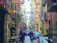 Gomme squarciate nei quartieri spagnoli. E scoppia il caso