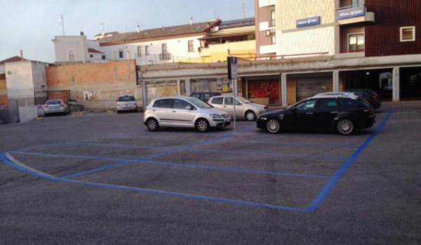 Strisce blu fino a mezzanotte e all’insaputa dei cittadini, a Termoli scoppia la polemica