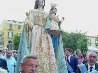 A Campobasso il nubifragio non ferma l’Infiorata, fedeli in corteo per la Madonna
