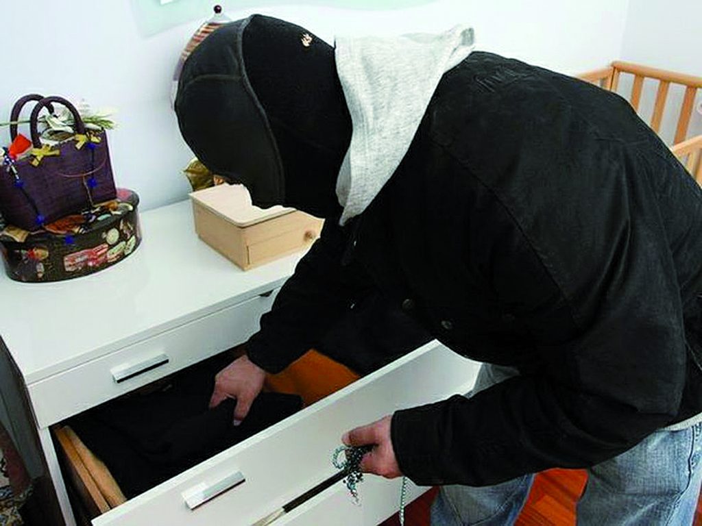 Furto in pieno centro a Isernia, i ladri sfondano la porta e rubano oro e argento