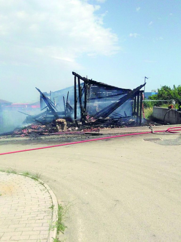 Paura nel villaggio di Colletorto, va a fuoco una casetta