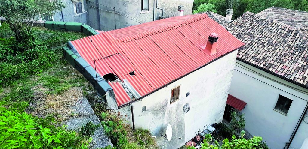 Cerro al Volturno, macigno sul tetto: il sindaco sgombera casa