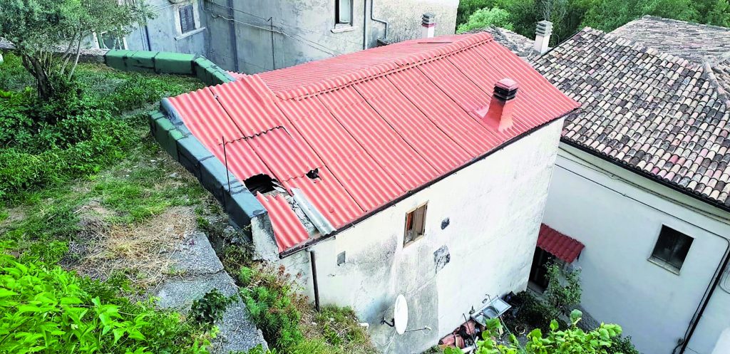 Cerro al Volturno, masso si stacca dal castello e sfonda il tetto di una casa