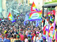 Un’ondata d’amore colora la città, tutti pazzi per il Pride
