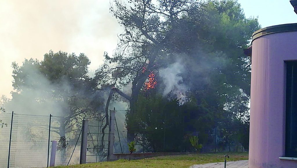 Rogo a Colle Macchiuzzo, auto e abitazioni in pericolo