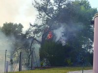 Rogo a Colle Macchiuzzo, auto e abitazioni in pericolo
