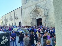 Larino si ferma e saluta Michele con un lungo applauso