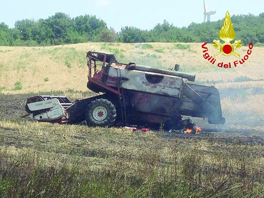 San Martino in Pensilis, in fumo 11 ettari coltivati a grano e orzo: le fiamme distruggono una mietitrebbia