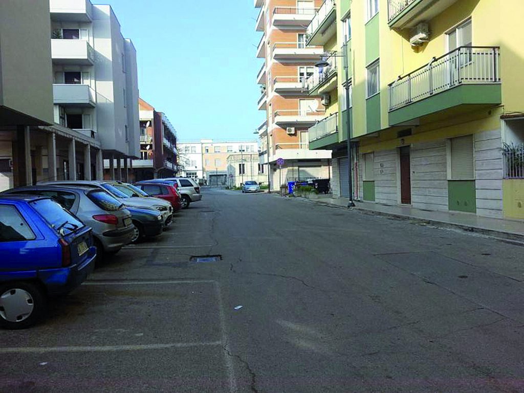 Bimbo di 6 mesi chiuso in auto, panico in via Sardegna a Termoli