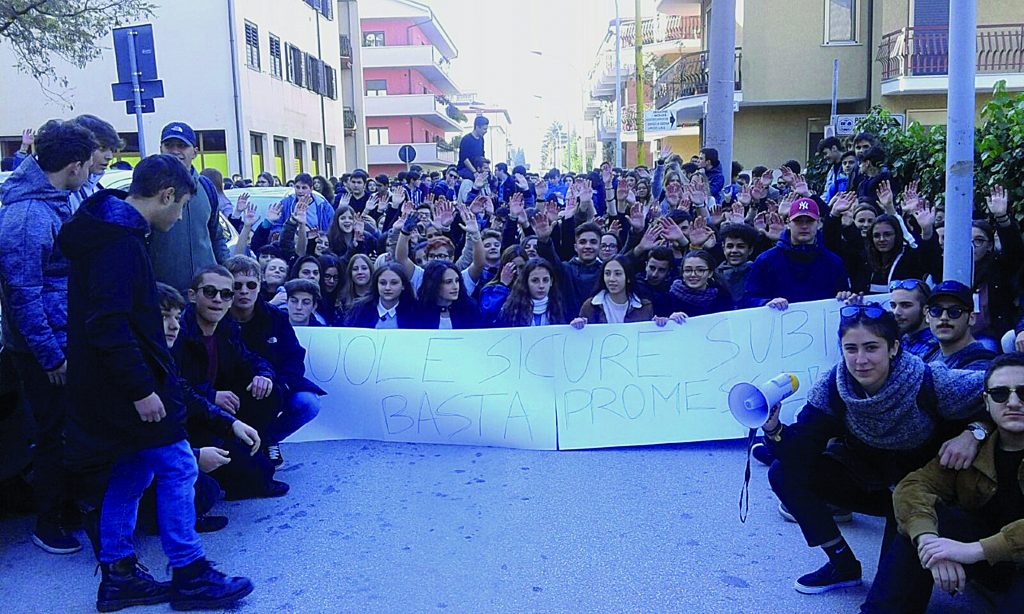 Isernia, alunni e genitori chiedono la chiusura delle scuole