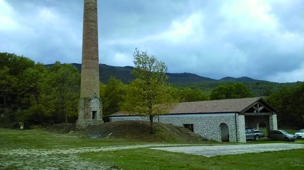 Montefalcone, la ciminiera dell’ex fornace è pericolante