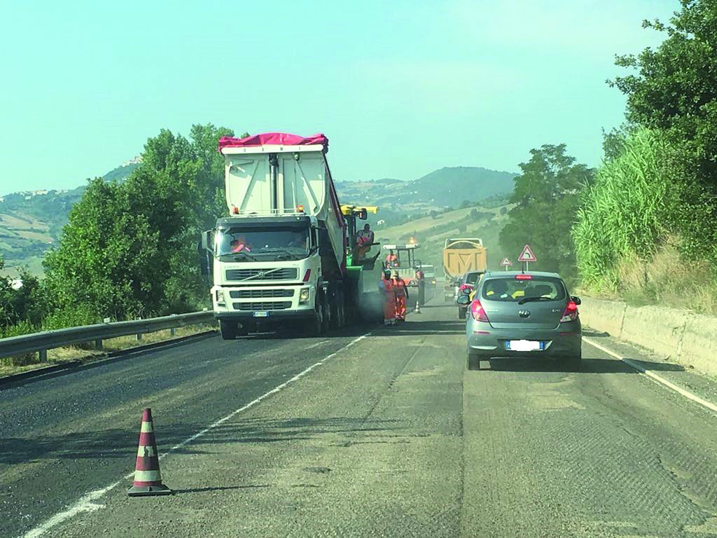 Interventi in corso lungo la Trignina: disagi e polemiche