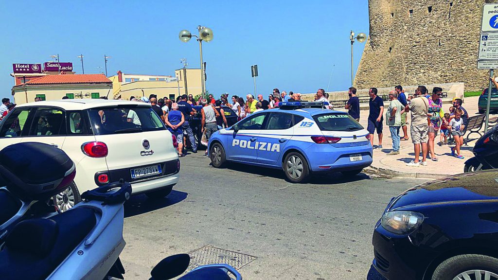 Termoli, bimbo resta chiuso in auto: ressa in centro