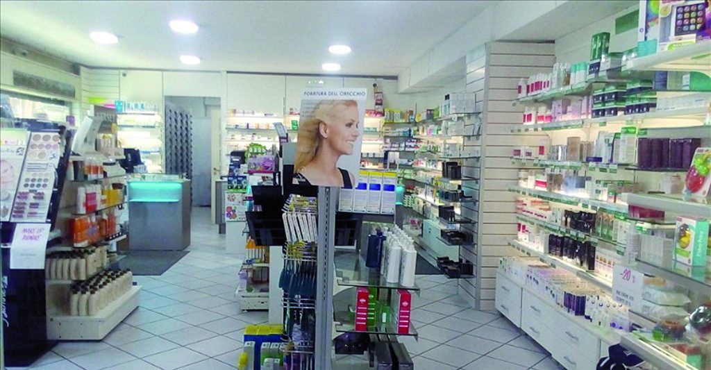 Punto da una vespa a Santa Croce di Magliano, salvato dal farmacista