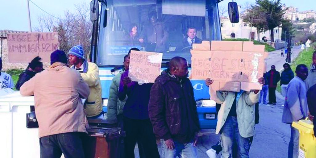 «Il terremoto è un segno degli spiriti maligni», in Abruzzo i migranti sono scesi in strada impedendo l’accesso