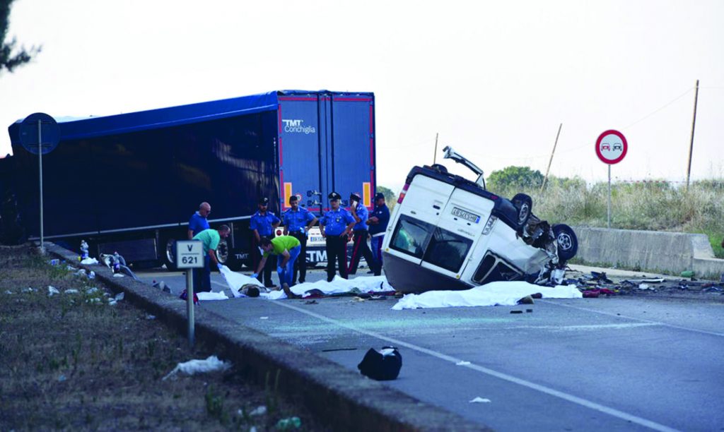 Campomarino, stretta contro il caporalato: stipati dentro un pulmino 20 braccianti stranieri