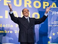Il manifesto di Berlusconi che rilancia Forza Italia «Mi candido alle Europee»