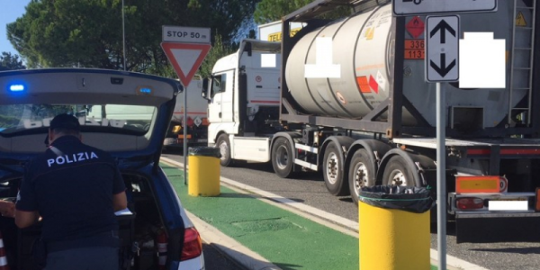 A14, mezzi pesanti in viaggio con pneumatici usurati