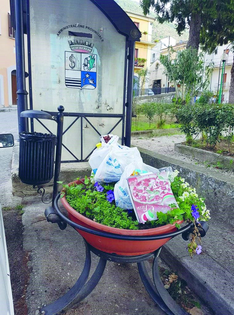 Cestino a pochi passi, rifiuti nella fioriera: sdegno social a Venafro
