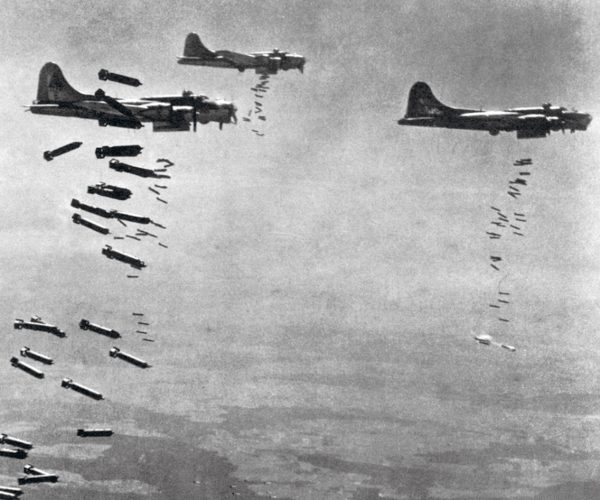 Risultato immagini per bombardamenti aerei seconda guerra mondiale