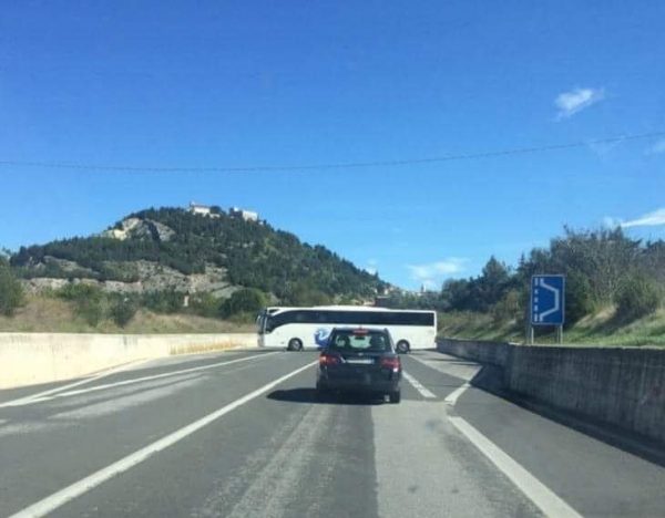 Campobasso, passeggeri dimenticano i documenti in auto e il pullman fa un’inversione vietata