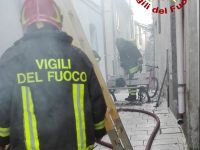 Toro, scoppia uno scaldabagno a legna: casa distrutta dalle fiamme