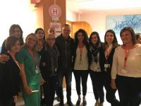 Gigi D’Alessio conquista il Neuromed: giro per i reparti e saluto a tutto il personale