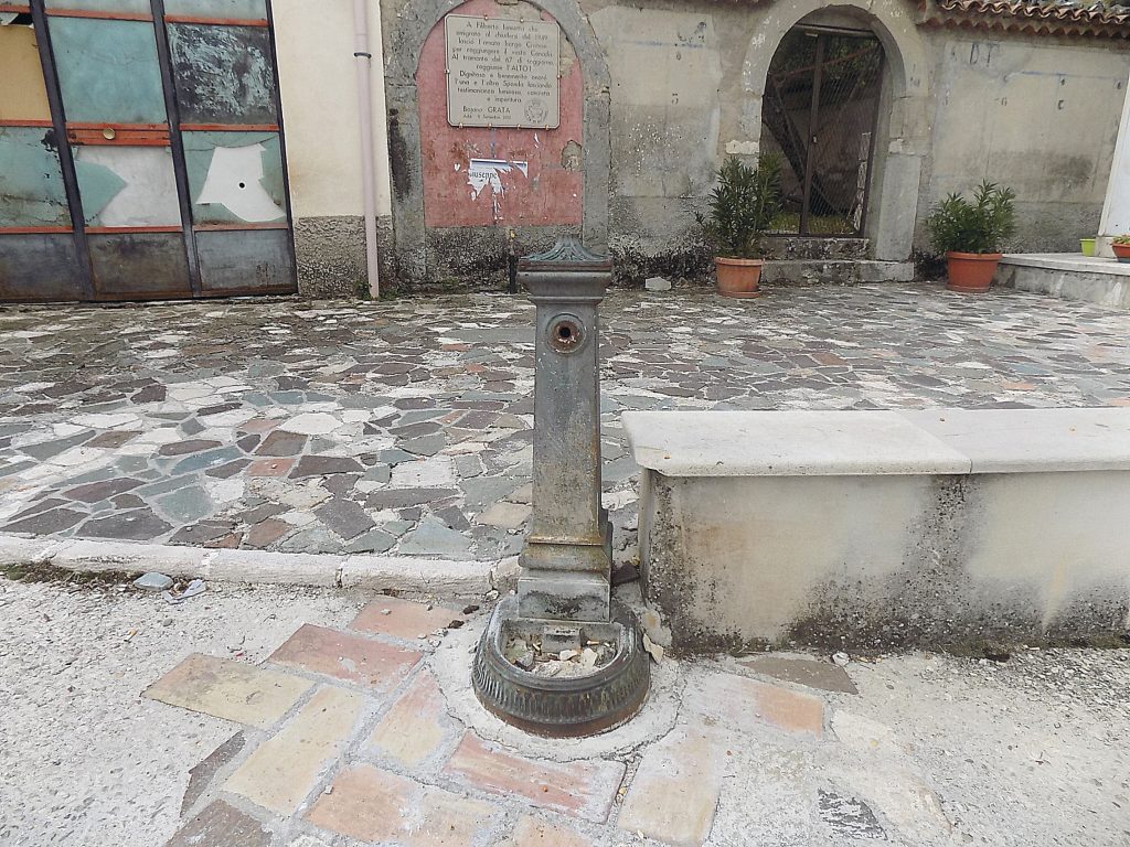 Bojano, rubato il rubinetto della fontana nella piazza di Civita